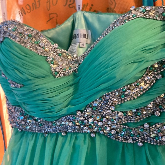 2012. Prom dress - Picture 1 of 4